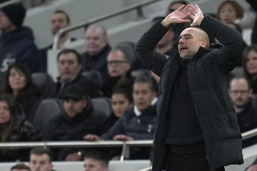 Ditanya Soal Insiden Sikutan Hakim Garis pada Robertson, Guardiola Tiru Klopp: Nggak Lihat Ditanya Soal Insiden Sikutan Hakim Garis pada Robertson, Guardiola Tiru Klopp: Nggak Lihat