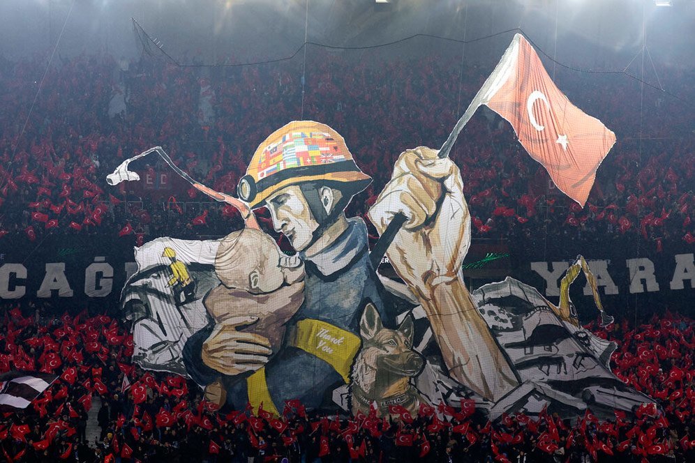 Respek! Suporter Trabzonspor Bentangkan Spanduk Raksasa, Tribut untuk Petugas SAR di Gempa Turki Respek! Suporter Trabzonspor Bentangkan Spanduk Raksasa, Tribut untuk Petugas SAR di Gempa Turki
