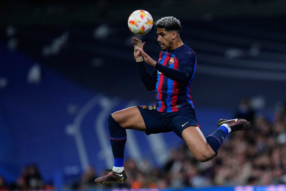 Barcelona dan Hansi Flick Beda Pendapat Rencana Soal Penjualan Ronald Araujo Barcelona dan Hansi Flick Beda Pendapat Rencana Soal Penjualan Ronald Araujo