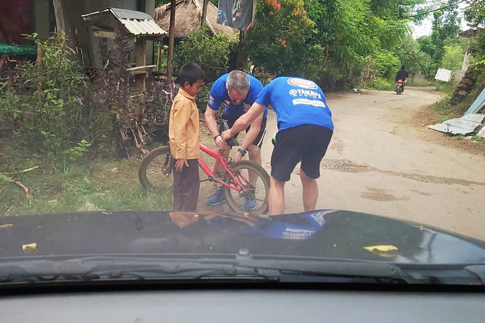 Baik Banget! Mekanik Toprak Razgatlioglu Benahi Sepeda Bocil Lokal di WorldSBK Mandalika Baik Banget! Mekanik Toprak Razgatlioglu Benahi Sepeda Bocil Lokal di WorldSBK Mandalika