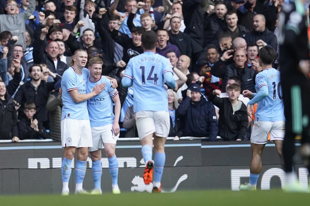 Potensi Treble Makin Besar, Neville Prediksi Man City Mampu Samai MU Potensi Treble Makin Besar, Neville Prediksi Man City Mampu Samai MU
