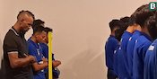 Momen Eric Abidal Salat Maghrib Bersama Timnas Indonesia U-16 Momen Eric Abidal Salat Maghrib Bersama Timnas Indonesia U-16