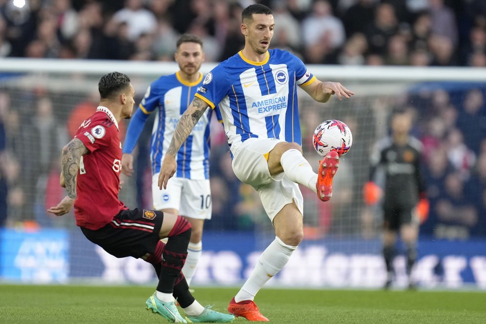 Kalah Tinggi 18 Cm, Antony Tendang dan Gelut dengan Lewis Dunk Kalah Tinggi 18 Cm, Antony Tendang dan Gelut dengan Lewis Dunk