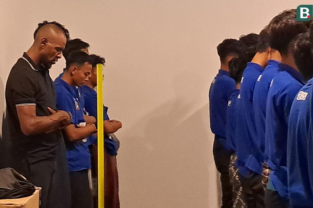 Momen Eric Abidal Salat Maghrib Bersama Timnas Indonesia U-16