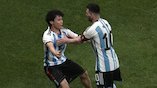 Momen Bahagia Penyusup saat Berhasil Memeluk Lionel Messi Momen Bahagia Penyusup saat Berhasil Memeluk Lionel Messi