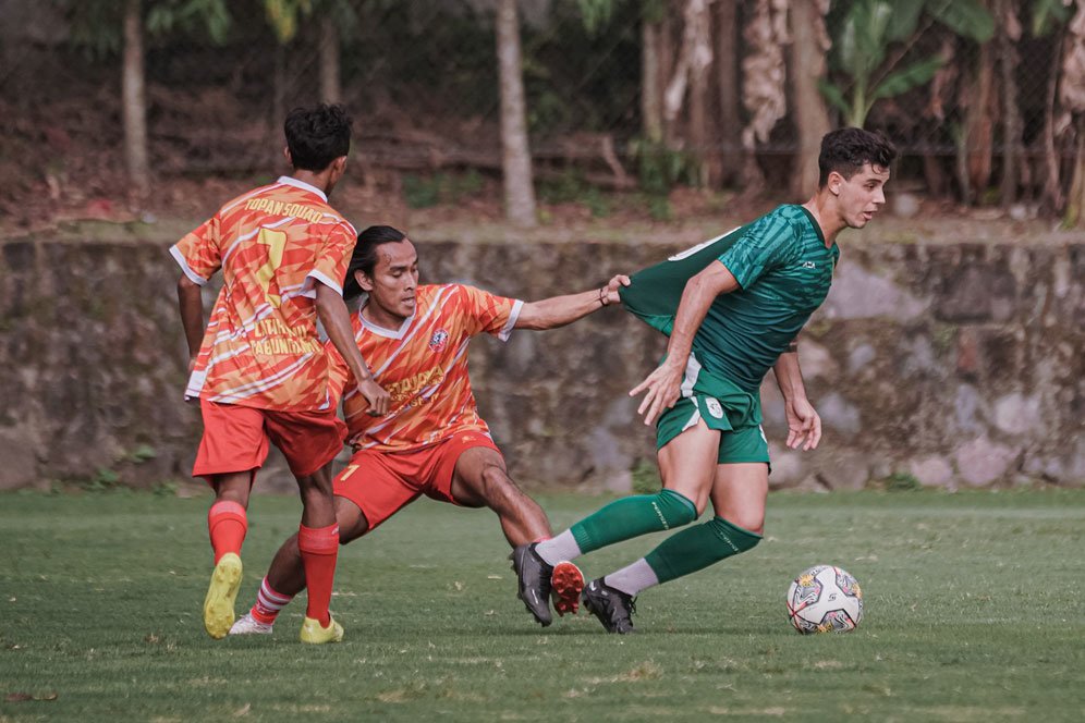 Persebaya Pesta Gol dalam Latihan Bersama: Aji Santoso Puas, tapi Ada Catatan Persebaya Pesta Gol dalam Latihan Bersama: Aji Santoso Puas, tapi Ada Catatan
