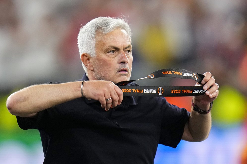Jose Mourinho Berikan Medali Runner-up Liga Europa pada Fan Muda Roma Jose Mourinho Berikan Medali Runner-up Liga Europa pada Fan Muda Roma