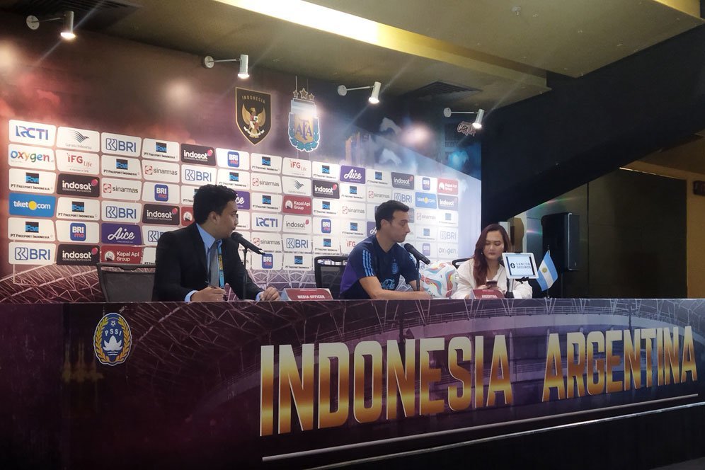 Lionel Scaloni Minta Ganti Penerjemah di Konferensi Pers Sebelum Lawan Timnas Indonesia, Ada Apa? Lionel Scaloni Minta Ganti Penerjemah di Konferensi Pers Sebelum Lawan Timnas Indonesia, Ada Apa?