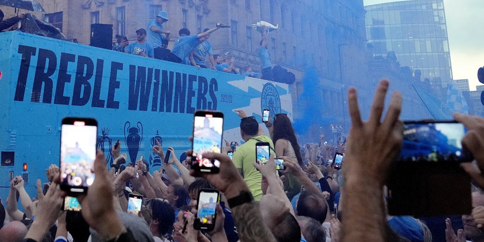 Parade juara Manchester City. (c) AP Photo/Jon Super