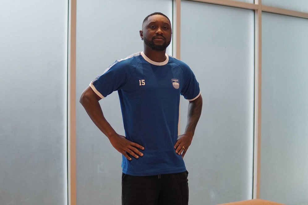 Berpeluang Debut, Gelandang Asal Gabon Pasang Target Tinggi ketika Persib Bentrok dengan Bali United di BRI Liga 1 Berpeluang Debut, Gelandang Asal Gabon Pasang Target Tinggi ketika Persib Bentrok dengan Bali United di BRI Liga 1