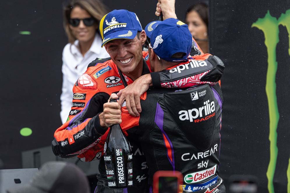 Aleix Espargaro Kenang Momen Ajak Maverick Vinales Gabung Aprilia: Usaha Sudah Terbayar! Aleix Espargaro Kenang Momen Ajak Maverick Vinales Gabung Aprilia: Usaha Sudah Terbayar!
