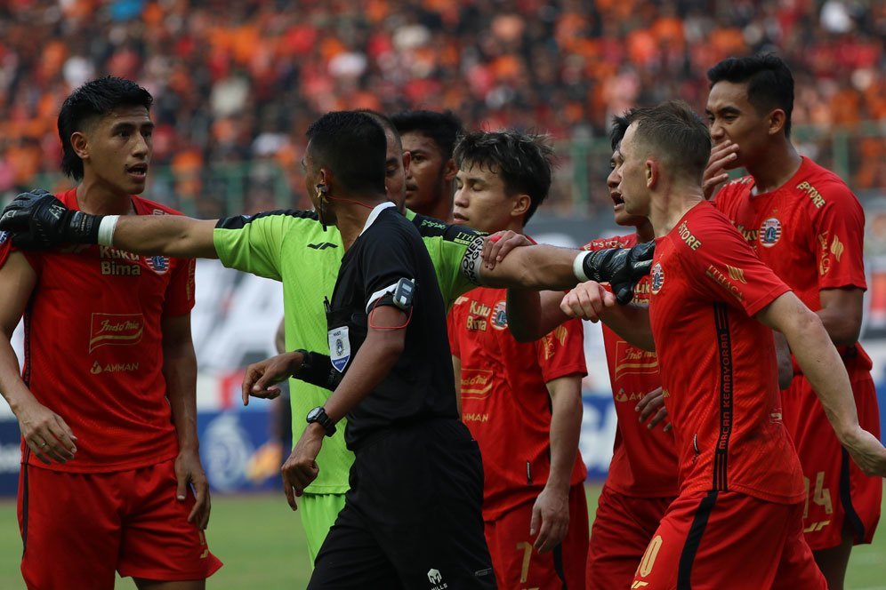 Thomas Doll Soroti Kartu Merah Hanif Sjahbandi, Anggap Persija Bisa Kalahkan Persib jika 11 Pemain Thomas Doll Soroti Kartu Merah Hanif Sjahbandi, Anggap Persija Bisa Kalahkan Persib jika 11 Pemain