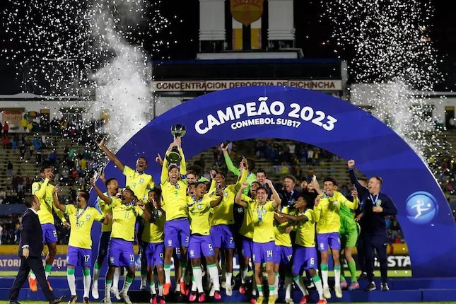 4 Trofi Juara 4 Trofi Juara