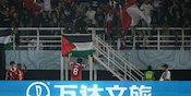 Suporter Santri Kumandangkan 'Yalal Waton' di Stadion Gelora Bung Tomo Saat Timnas Indonesia U-17 Be Suporter Santri Kumandangkan 'Yalal Waton' di Stadion Gelora Bung Tomo Saat Timnas Indonesia U-17 Be