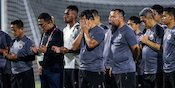 Sisi Religius Timnas Indonesia U-17: Sebelum Latihan, Sholat Maghrib Dulu Sisi Religius Timnas Indonesia U-17: Sebelum Latihan, Sholat Maghrib Dulu