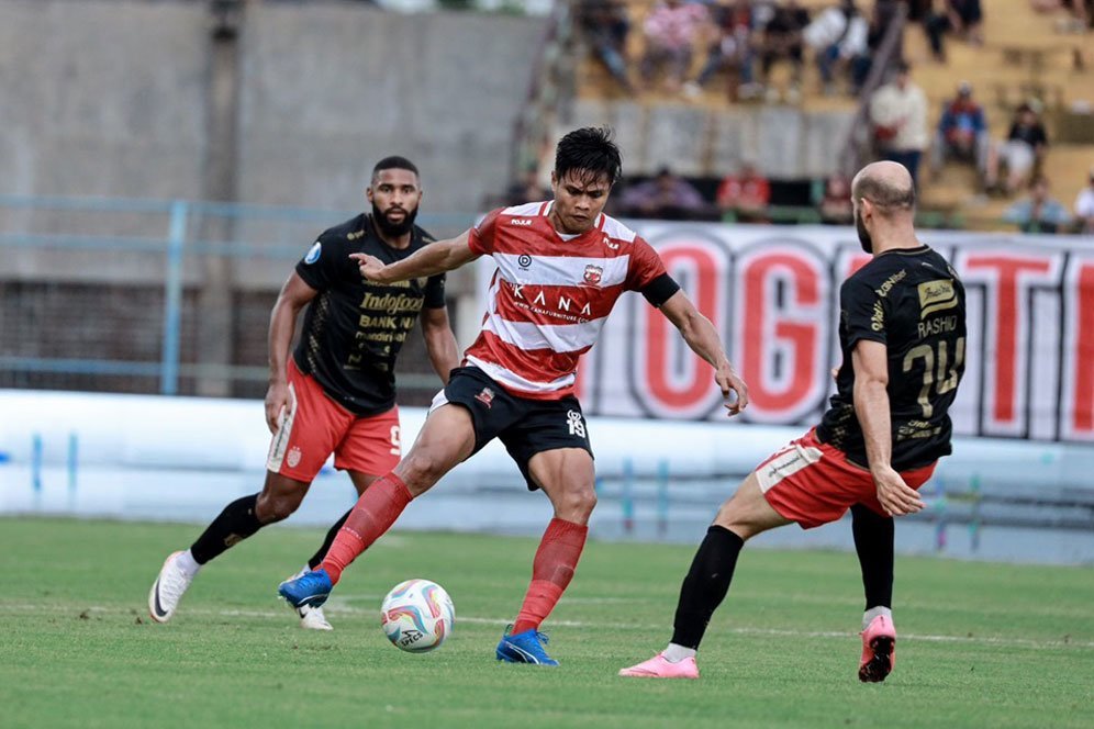 Pelatih Madura United Kecam Aksi Guling-guling Bali United: Tidak Ada Respek ke Penonton!