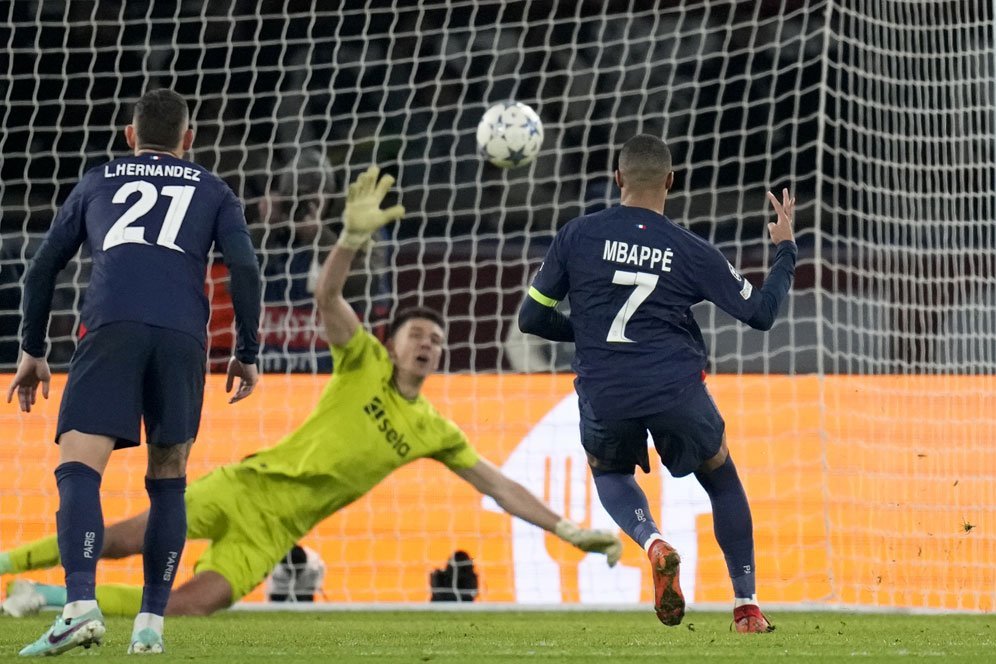 Kontroversi Penalti PSG, Ternyata Ada Perbedaan Aturan Handball di Liga Champions dan Premier League! Kontroversi Penalti PSG, Ternyata Ada Perbedaan Aturan Handball di Liga Champions dan Premier League!