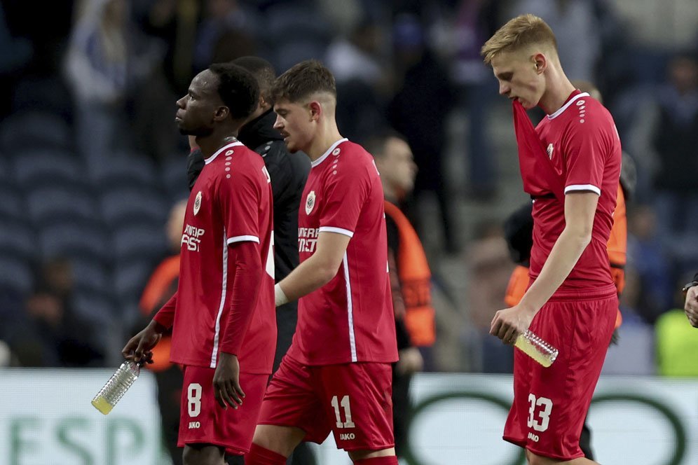 3 Klub Tersingkir dari Fase Grup Liga Champions 2023/2024: Royal Antwerp Paling Buruk! 3 Klub Tersingkir dari Fase Grup Liga Champions 2023/2024: Royal Antwerp Paling Buruk!