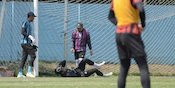 Jadi Korban Tendangan Geledek Charles Raphael, Kiper Arema FC Terkapar dan Sakit Kepala Sampai 2 Har Jadi Korban Tendangan Geledek Charles Raphael, Kiper Arema FC Terkapar dan Sakit Kepala Sampai 2 Har