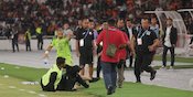 Video Suporter Persija Turun Lapangan dan Hampiri Pemain Macan Kemayoran Video Suporter Persija Turun Lapangan dan Hampiri Pemain Macan Kemayoran
