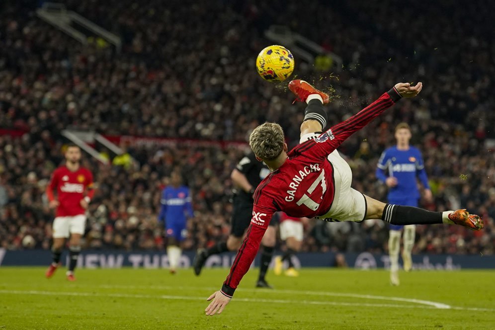 Maksud Hati Bikin Gol Indah Lagi, Momen Tendangan Salto Alejandro Garnacho Gagal Temui Target