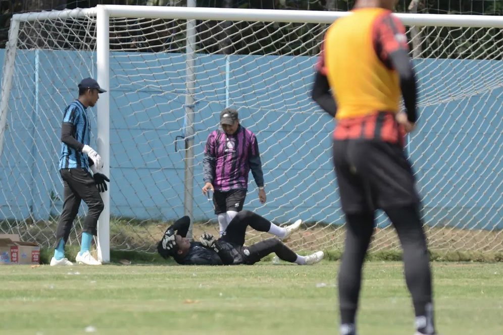 Jadi Korban Tendangan Geledek Charles Raphael, Kiper Arema FC Terkapar dan Sakit Kepala Sampai 2 Hari! Jadi Korban Tendangan Geledek Charles Raphael, Kiper Arema FC Terkapar dan Sakit Kepala Sampai 2 Hari!