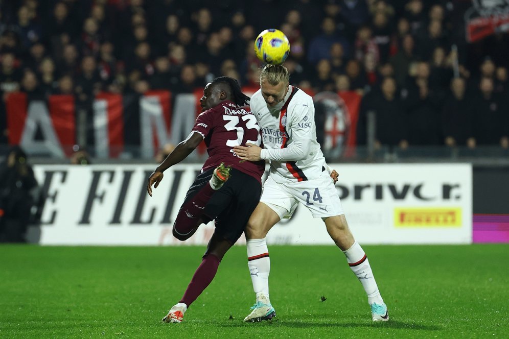 Bek Tengah AC Milan Hanya Tersisa Simon Kjaer Bek Tengah AC Milan Hanya Tersisa Simon Kjaer
