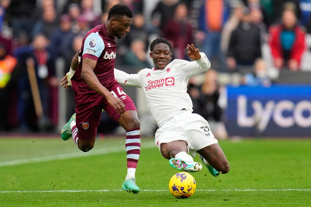 Mau Jadi Gelandang Top, Kobbie Mainoo Diminta Berguru ke Declan Rice Mau Jadi Gelandang Top, Kobbie Mainoo Diminta Berguru ke Declan Rice