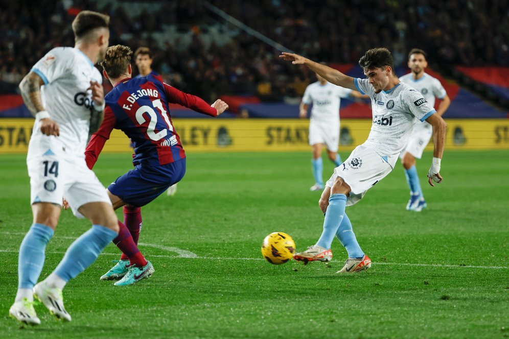 Musim Panas 2024 Nanti, Man United Berencana Angkut Bek Kiri Girona Ini