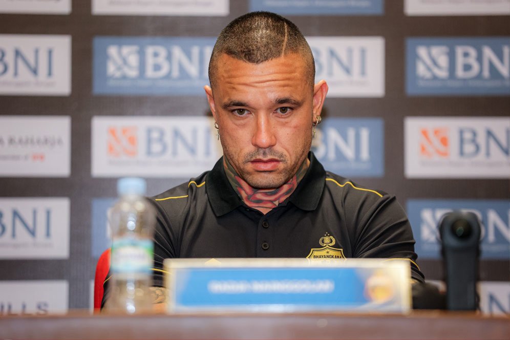 Bandelnya Radja Nainggolan: Hobi Ngerokok, Nggak Kapok Meski Pernah Kena Getok Sanksi Bandelnya Radja Nainggolan: Hobi Ngerokok, Nggak Kapok Meski Pernah Kena Getok Sanksi