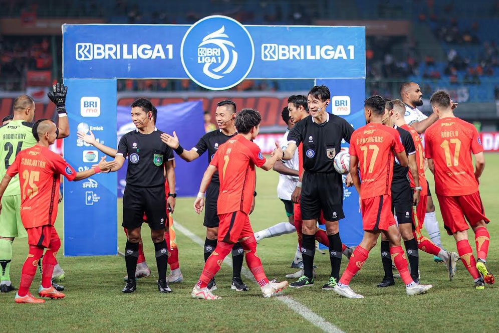 Thomas Doll Puji Wasit Jepang Usai Persija Menang atas PSS: Dia Bagus, Semua Bisa Belajar dengan Pengadil Asing Thomas Doll Puji Wasit Jepang Usai Persija Menang atas PSS: Dia Bagus, Semua Bisa Belajar dengan Pengadil Asing