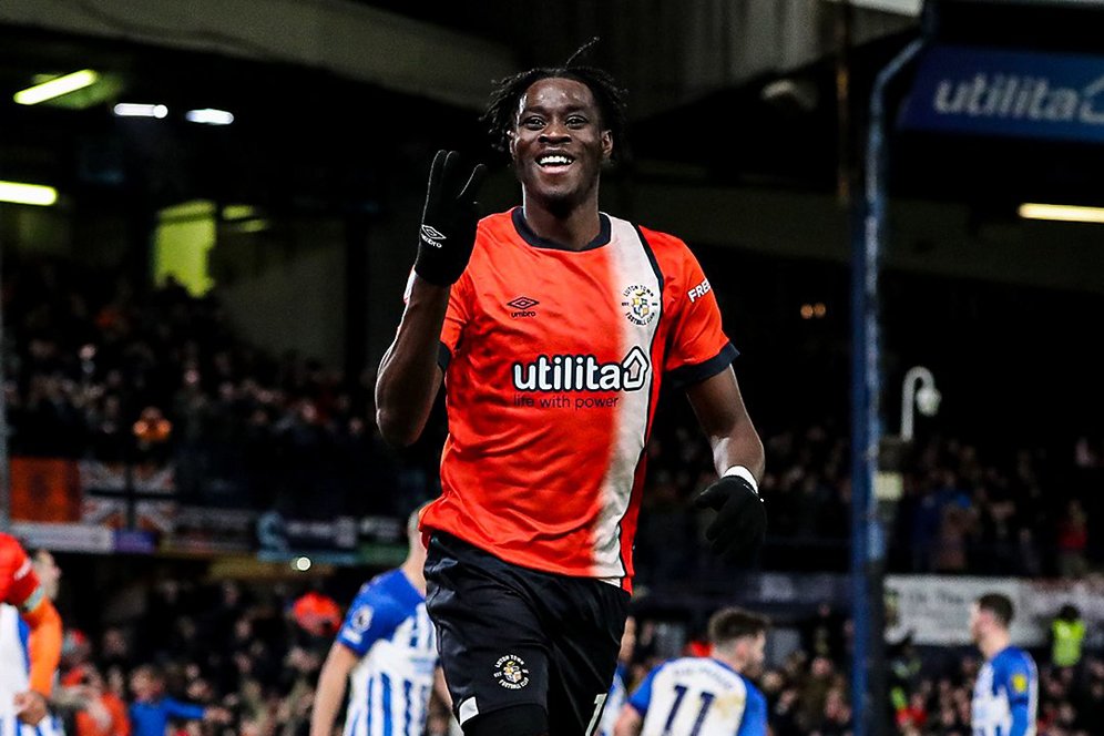 Baru Cetak Hatrrick, Striker Luton Town ini Ternyata Punya Nama Unik dengan 7 Kata