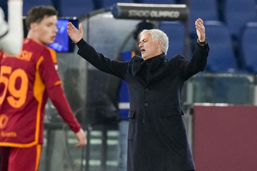 Jose Mourinho Terima Kartu Merah ke-5 Jose Mourinho Terima Kartu Merah ke-5