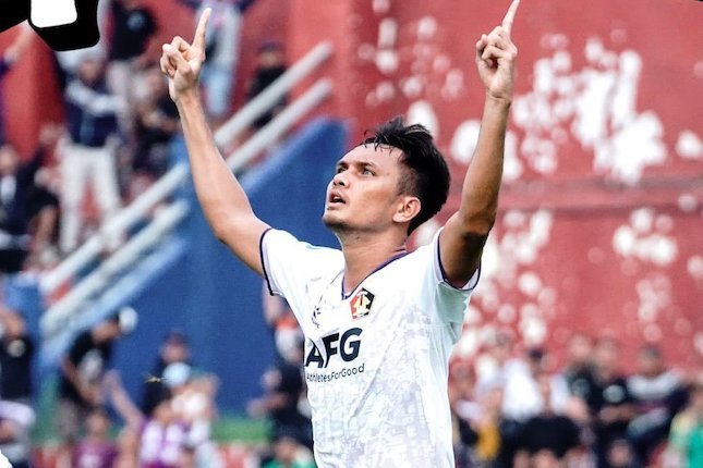 Belakang: Kiko Carneiro - Hamra Hehanussa Belakang: Kiko Carneiro - Hamra Hehanussa