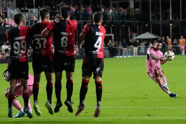 Peluang Emas Messi dari Free Kick dan Corner Kick