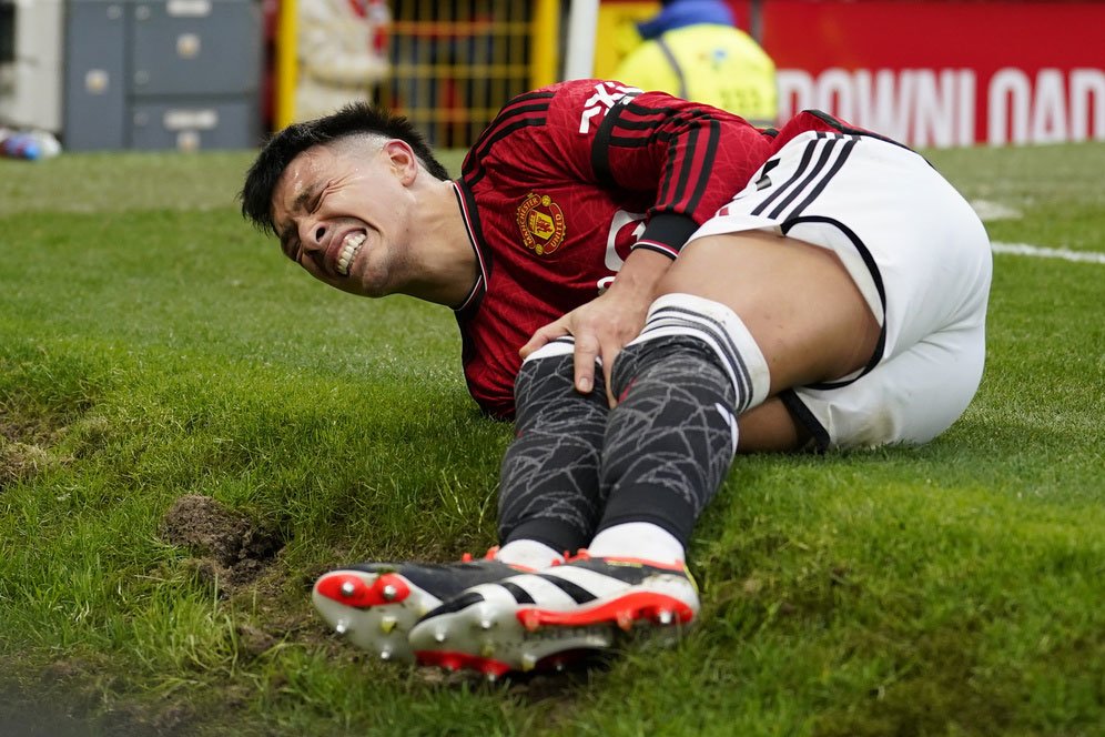 Cedera Cukup Parah, Lisandro Martinez Kirim Pesan Menyentuh untuk Fans MU Cedera Cukup Parah, Lisandro Martinez Kirim Pesan Menyentuh untuk Fans MU