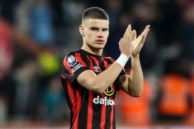 Profil Milos Kerkez: Bek Kiri Masa Depan Profil Milos Kerkez: Bek Kiri Masa Depan