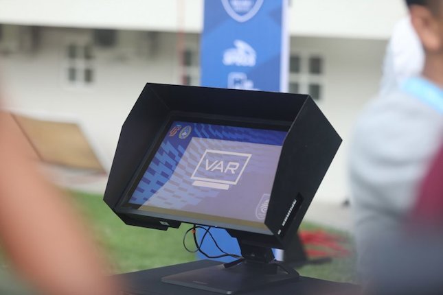 Wasit Cek VAR, Penonton Dibuat Deg-degan