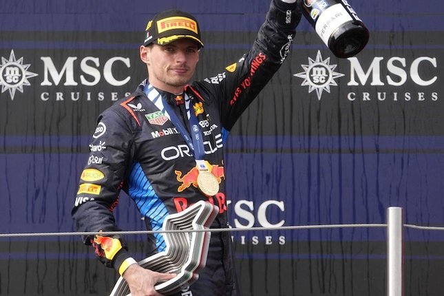 Van Dijk Nonton FC Ditemani Verstappen