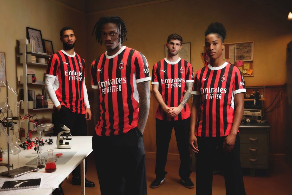 AC Milan Resmi Rilis Jersey Home untuk Musim 2024/2025: Minimalis tapi Elegan!