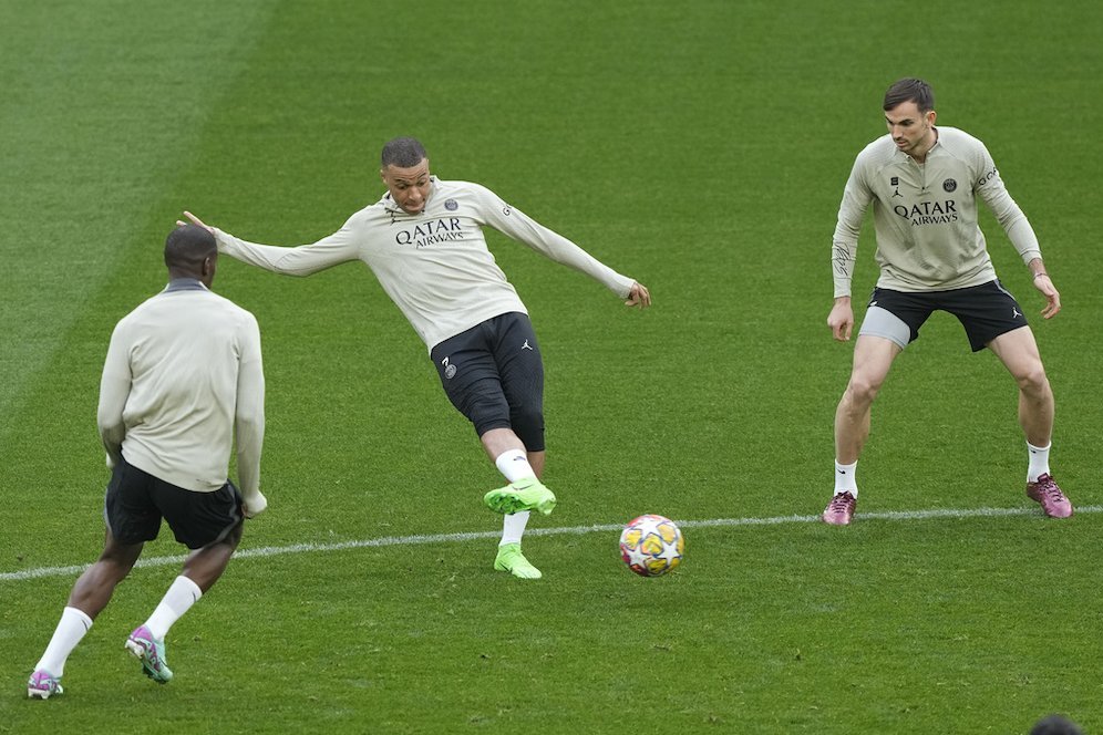 4 Teknik Menendang Bola dalam Permainan Sepak Bola 4 Teknik Menendang Bola dalam Permainan Sepak Bola