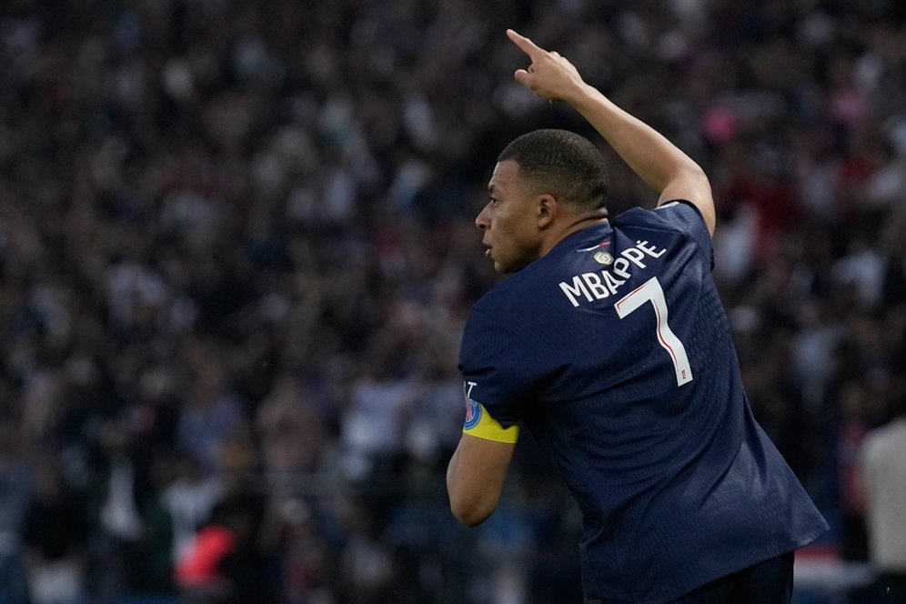 Kylian Mbappe Menangi Trofi Pemain Terbaik Ligue 1 Musim 2023/2024 Kylian Mbappe Menangi Trofi Pemain Terbaik Ligue 1 Musim 2023/2024