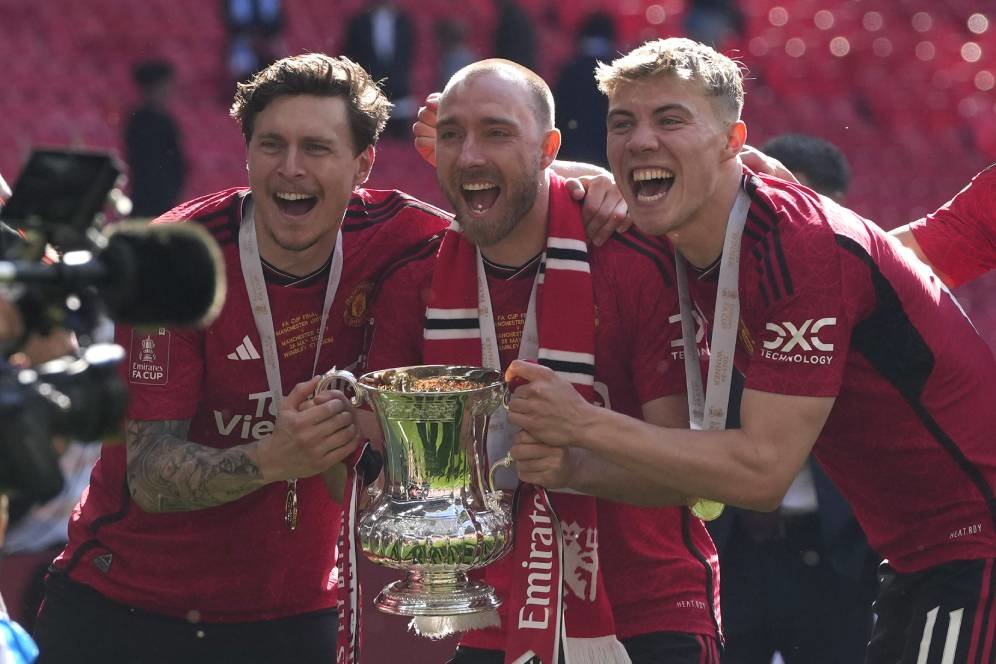 Jose Mourinho Ajak Victor Lindelof Pindah ke Fenerbahce Jose Mourinho Ajak Victor Lindelof Pindah ke Fenerbahce