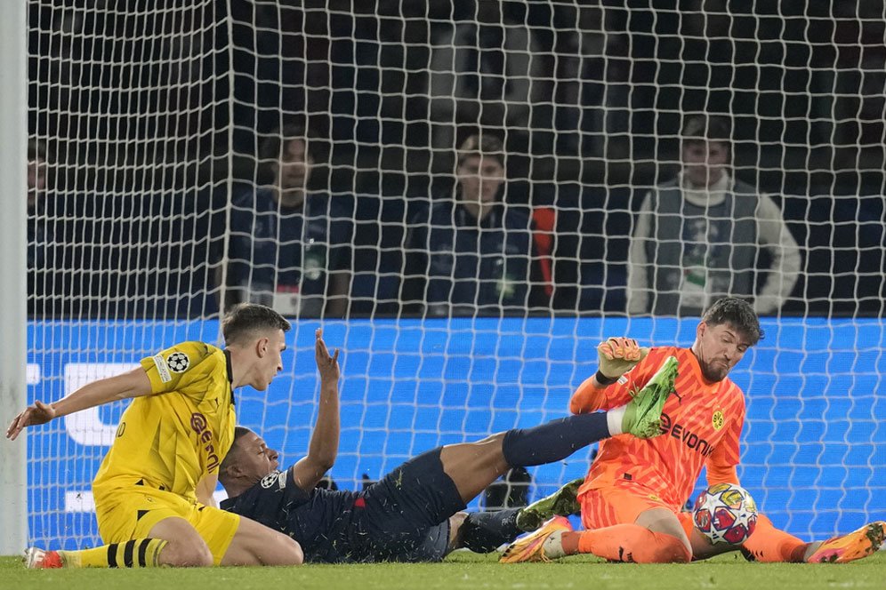 Tiang Gawang Tak Restui PSG ke Final Tiang Gawang Tak Restui PSG ke Final