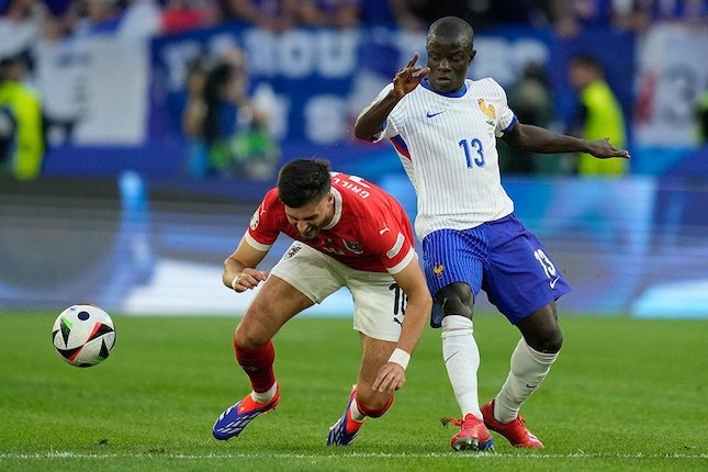 Merebut Bola (Tackling) dan Menjaga Gawang (Goalkeeping) Merebut Bola (Tackling) dan Menjaga Gawang (Goalkeeping)