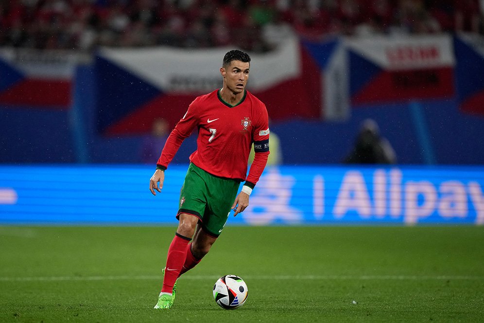 Cristiano Ronaldo: Euro ke-6 di Usia 39 tahun 134 hari Cristiano Ronaldo: Euro ke-6 di Usia 39 tahun 134 hari