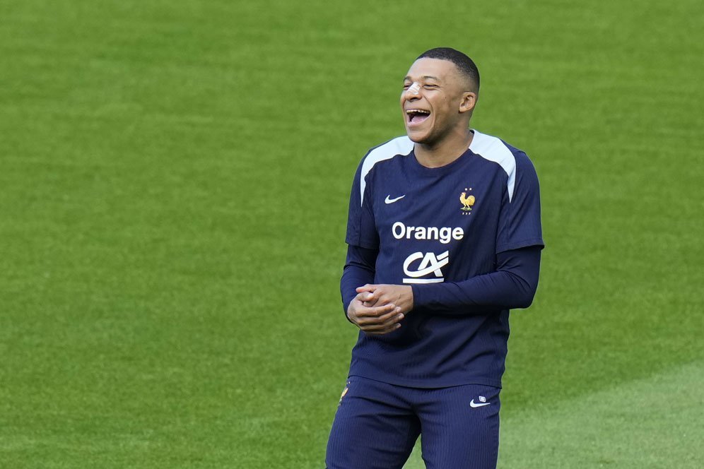 Full Senyum dan Tanpa Topeng! Penampilan Perdana Kylian Mbappe Usai Cedera Hidung Full Senyum dan Tanpa Topeng! Penampilan Perdana Kylian Mbappe Usai Cedera Hidung