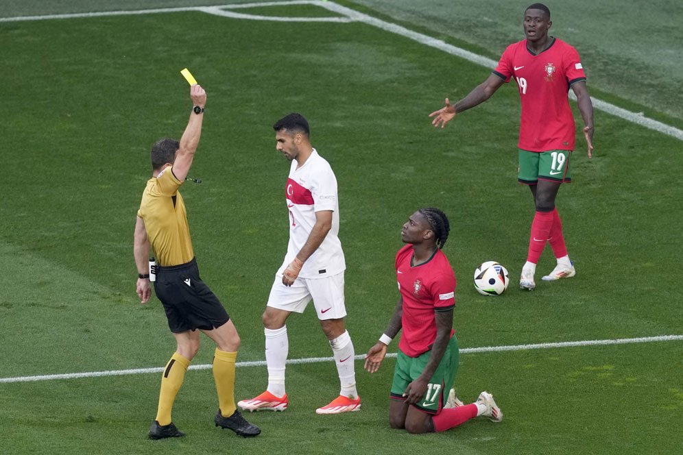Konyol, Rafael Leao Kena Sanksi 1 Laga karena Diving Beruntun! Konyol, Rafael Leao Kena Sanksi 1 Laga karena Diving Beruntun!