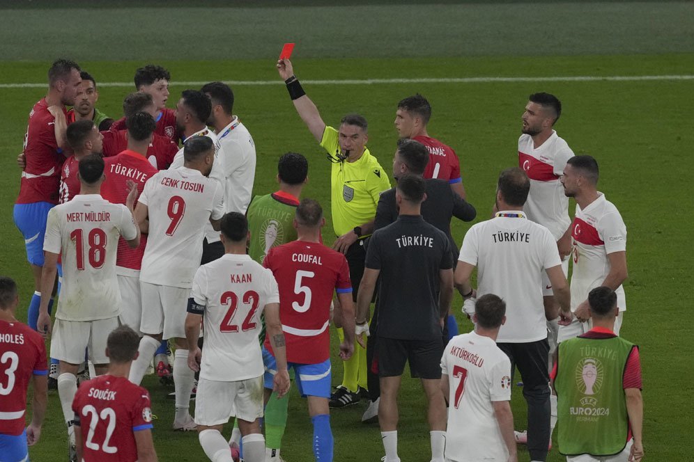 Brutal! Laga Republik Ceko vs Turki Pecahkan Rekor Kartu Terbanyak Sepanjang Sejarah Euro