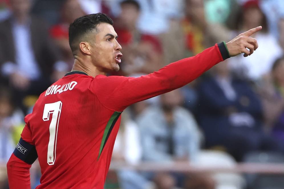 Pesona Cristiano Ronaldo: 4 Pitch Invader Nekat Minta Selfie, Hanya Satu yang Dilayani